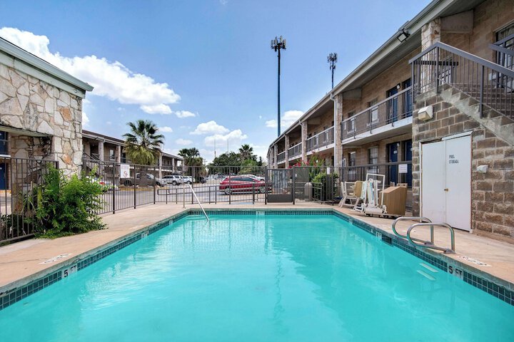 Pool 24 of 31