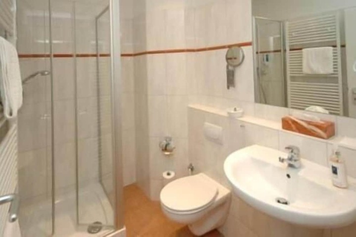 Room 15 of 28