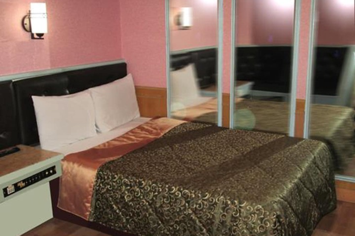 Room 11 of 35