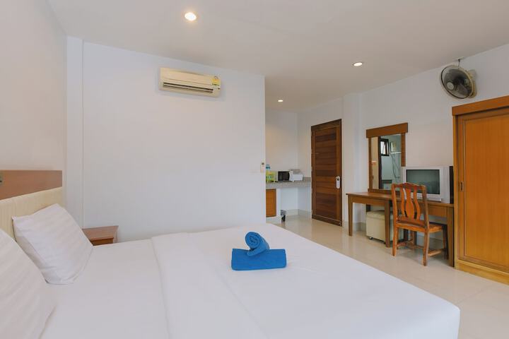 Room 28 of 157