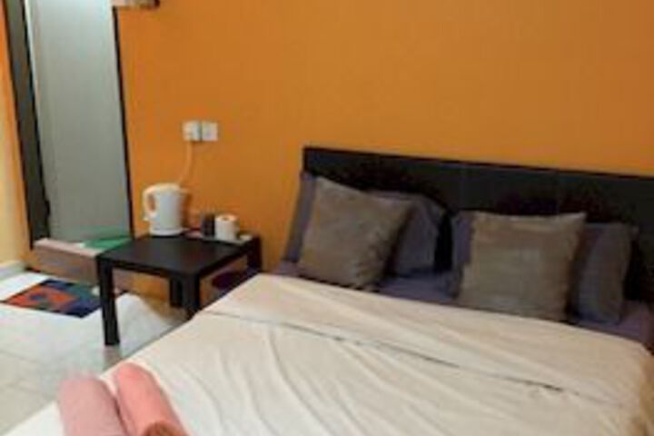 Room 6 of 11
