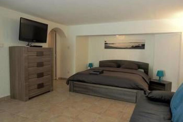 Room 5 of 8