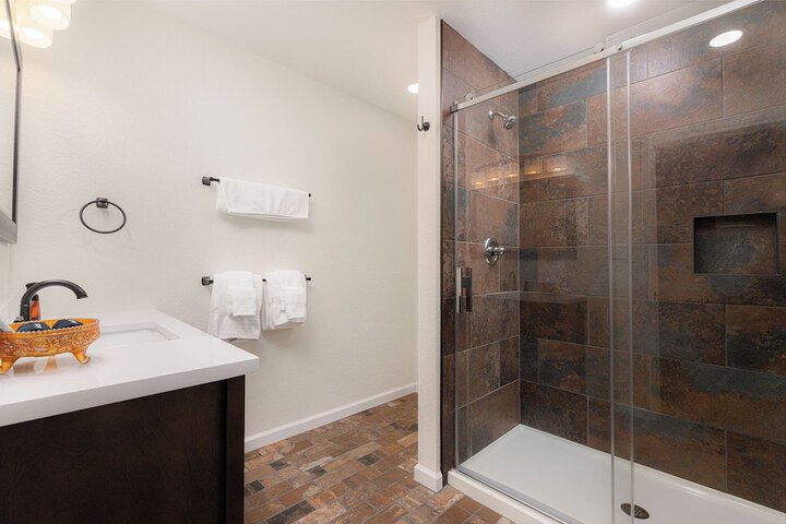 Classic Double Room in Carriage House Second Floor (2 of 12)
