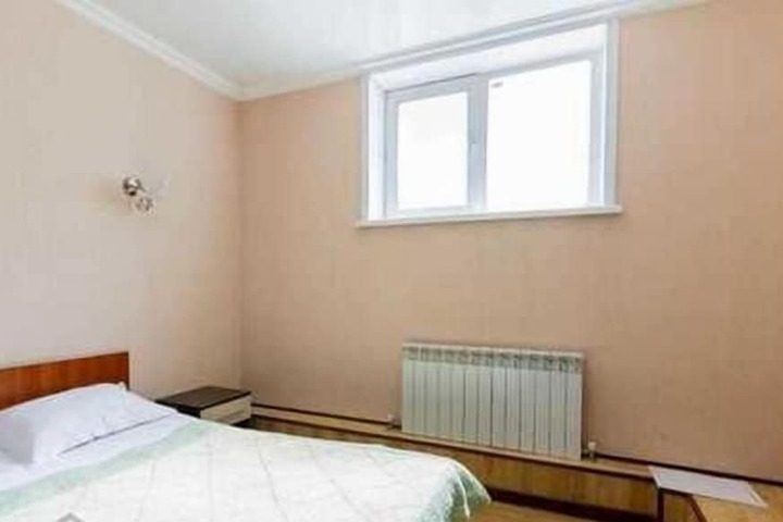 Room 6 of 12