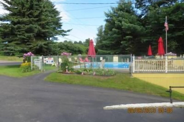 Swimming pool at Lake Winnipesaukee Motel