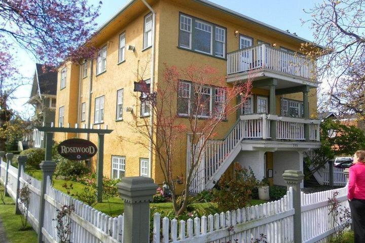 ROSEWOOD INN