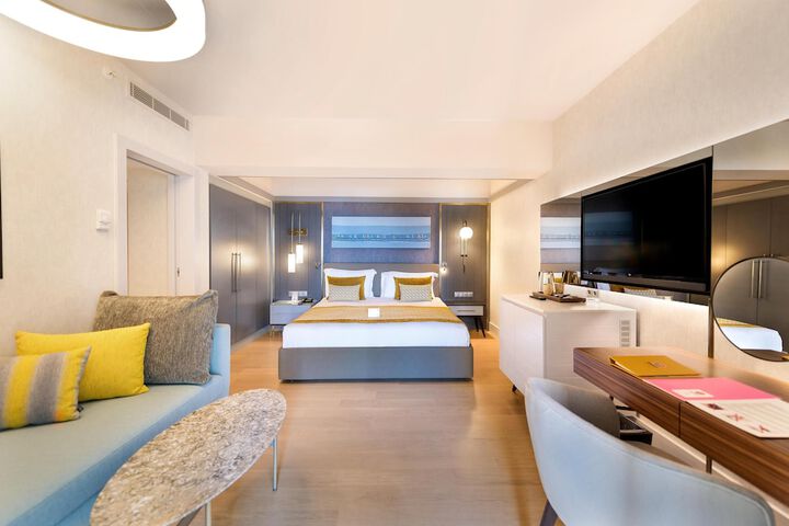 Room 39 of 242