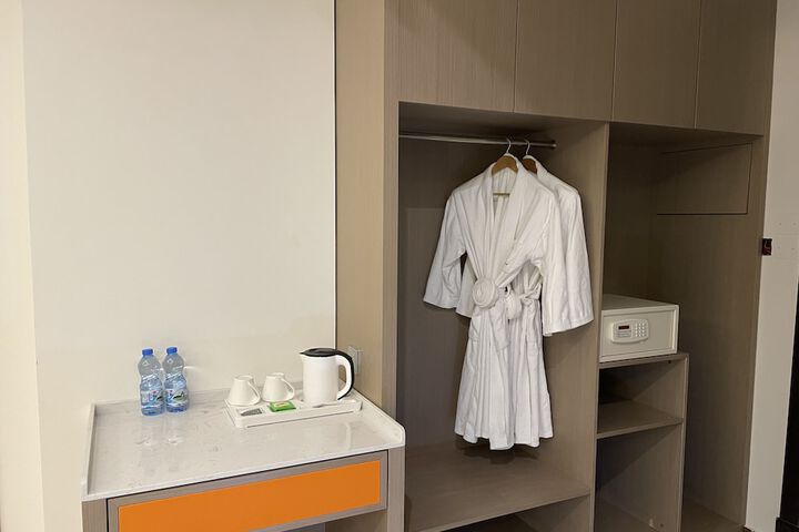 Room 8 of 28