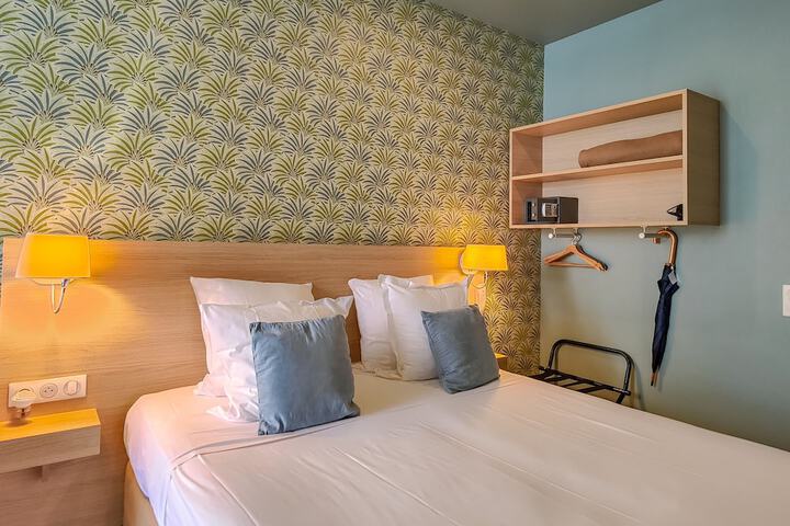 Room 45 of 102