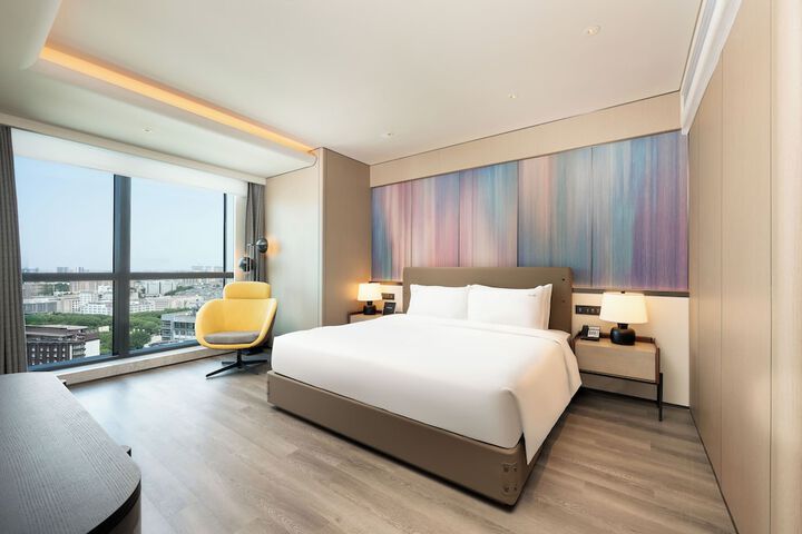 Room 27 of 83