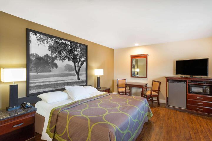 1 King Bed (4 of 7)