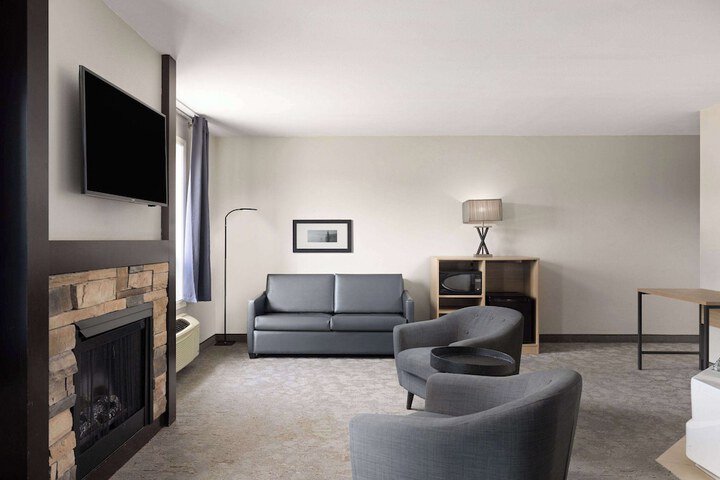 1 King Bed Suite (3 of 22)