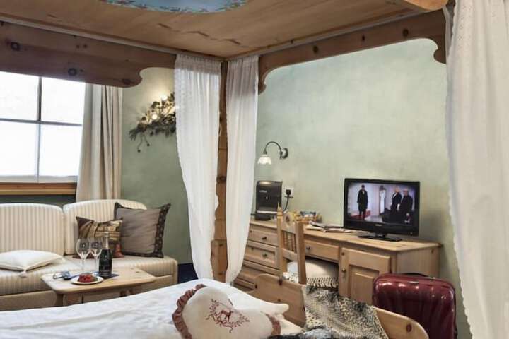 Room 6 of 42