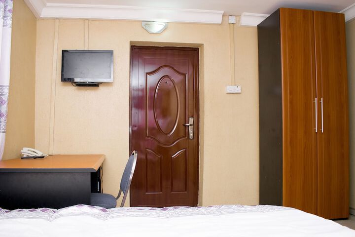 Room 5 of 18