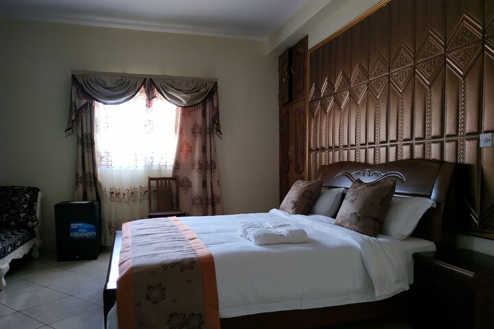 Room 6 of 18