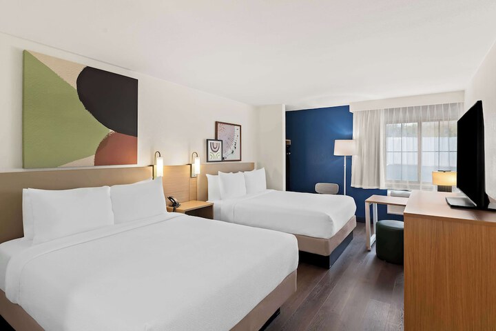 2 Queen Beds (1 of 10)