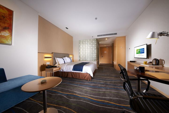 Room 4 of 51