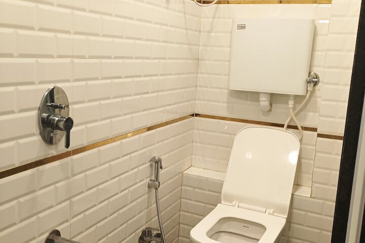Room 5 of 6