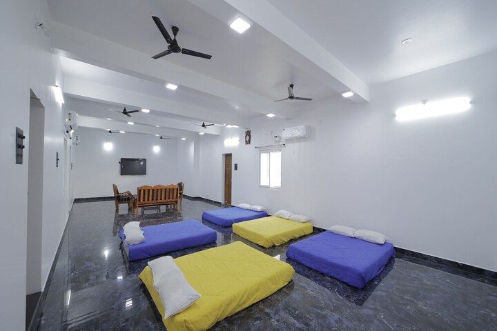 Room 5 of 12