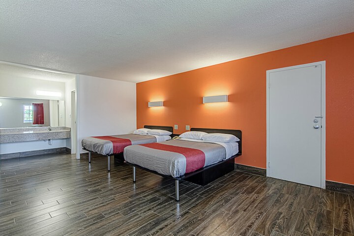 2 Double Beds (7 of 7)