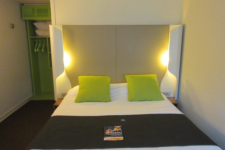 Room 4 of 83