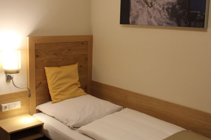 Room 10 of 33