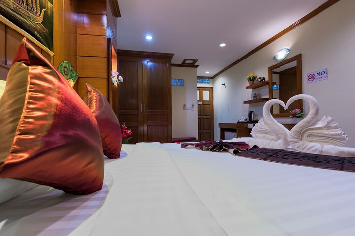 Room 6 of 33