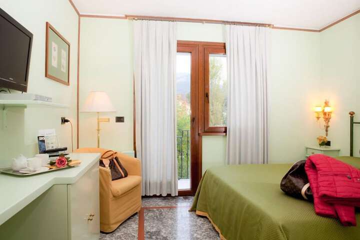 Room 8 of 33
