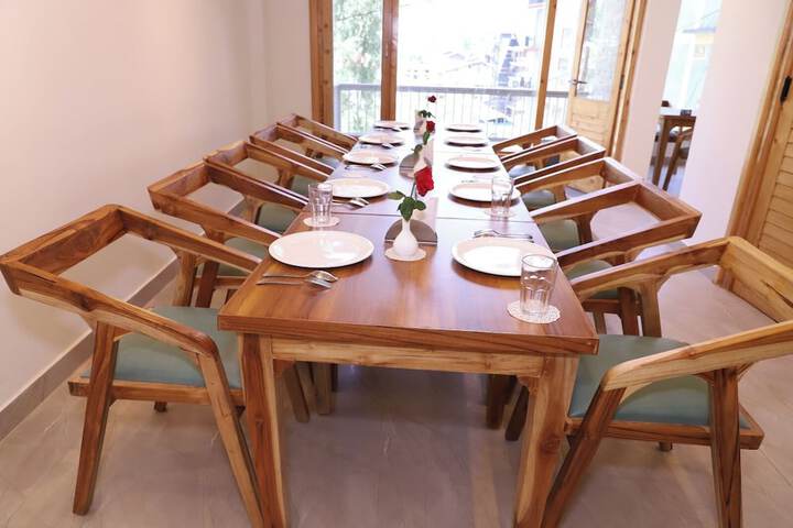 Dining 8 of 18