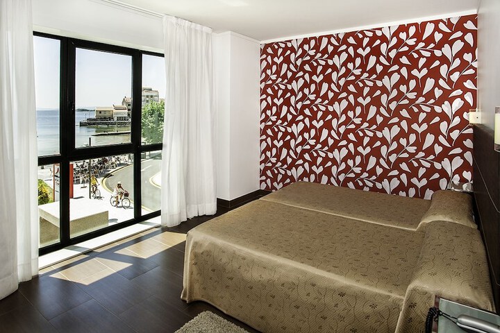 Room 10 of 34