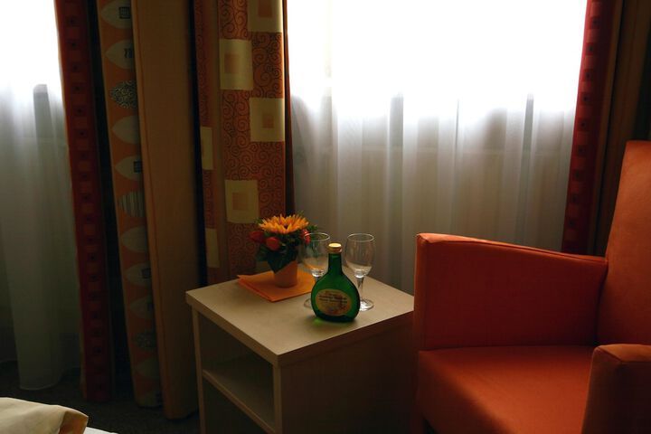Room 5 of 40