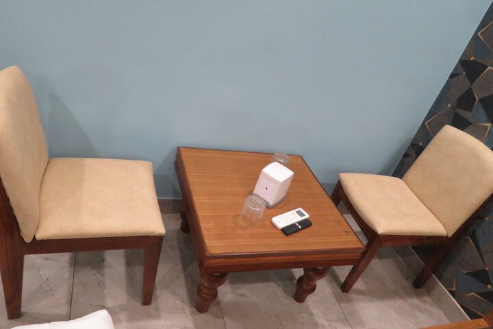 Room 6 of 9