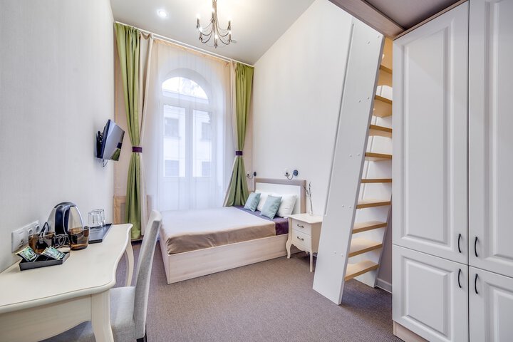 Room 10 of 16