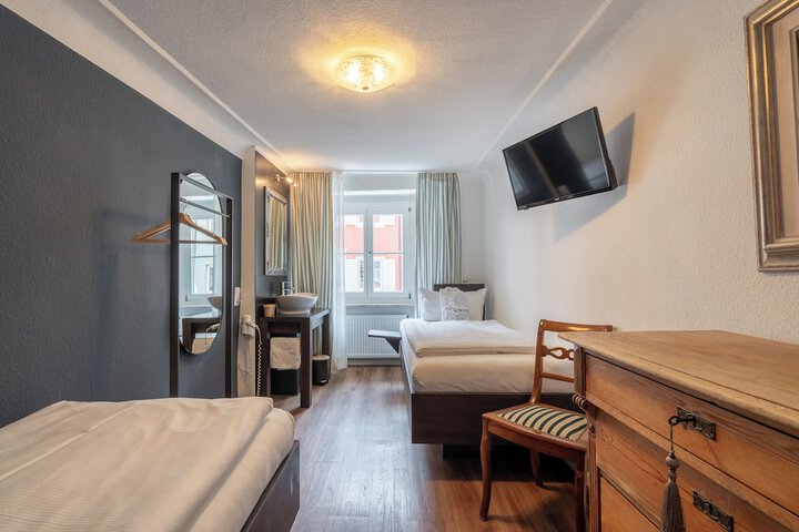 Room 33 of 64