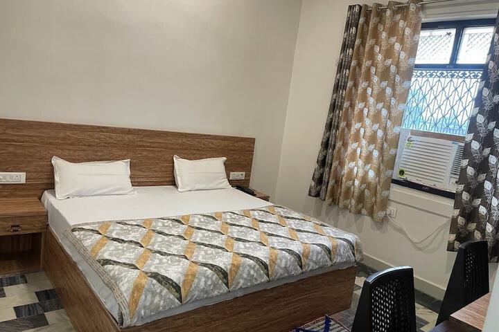 Room 4 of 13