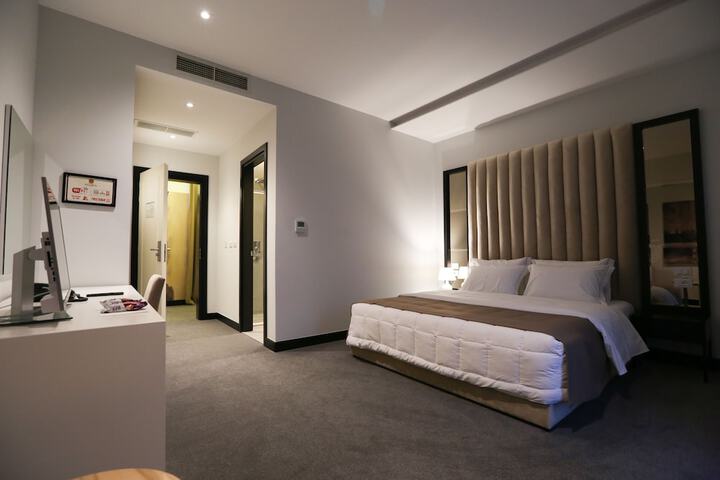 Room 3 of 47