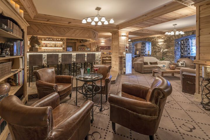 Lounge 102 of 107