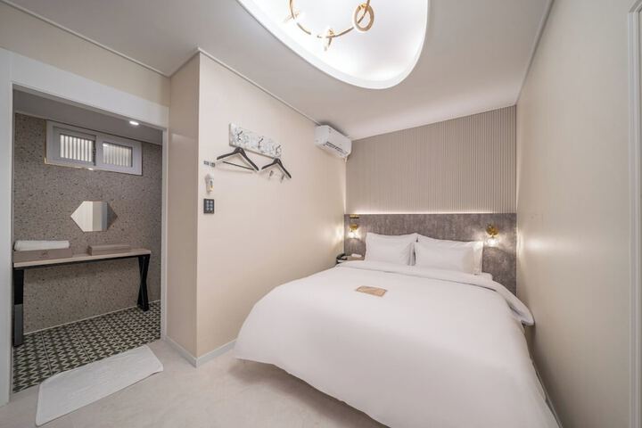 Room 16 of 43