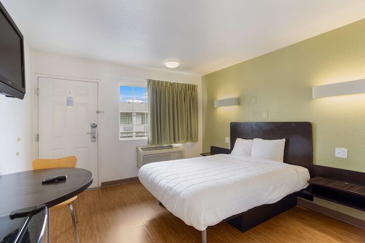 1 Queen Bed (14 of 15)