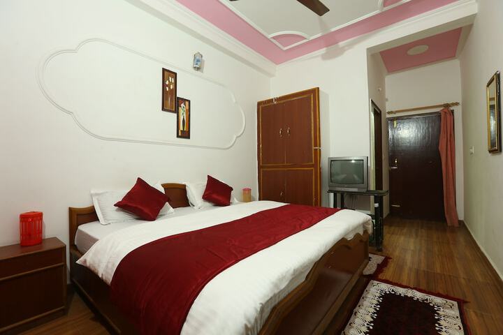 Room 6 of 63
