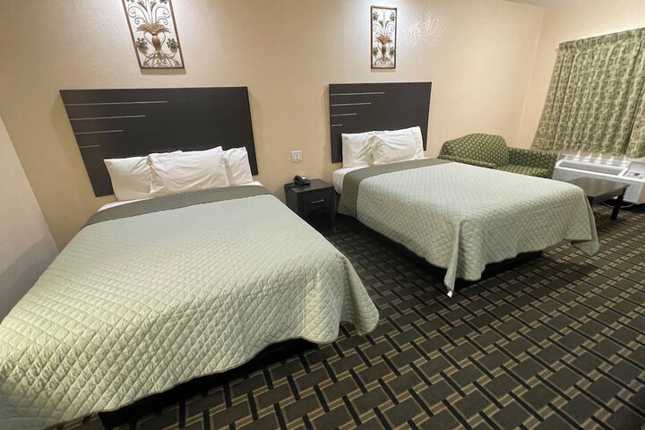 Deluxe 2 Queen Beds (3 of 9)