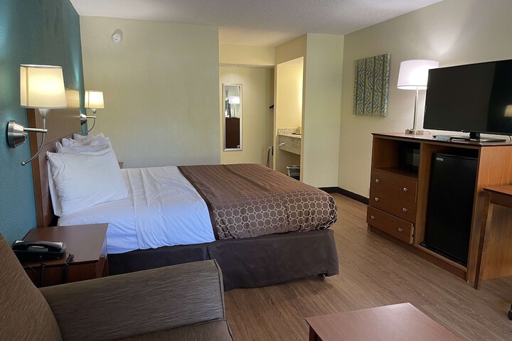 1 King Bed - Wireless High Speed Internet, Microwave and Refrigerator, Coffee Maker Iro (2 of 10)