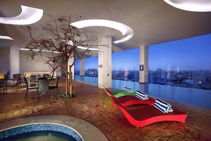 Pool Hotel