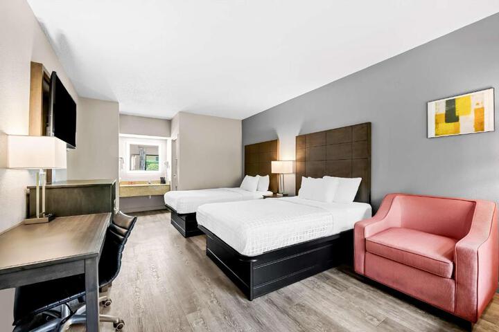 2 Double Beds Pet Friendly Room, Microwave and Refrigerator WiFi Full Breakfast (1 of 11)