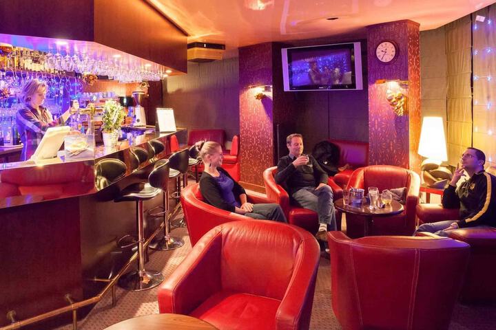 Lounge 27 of 34