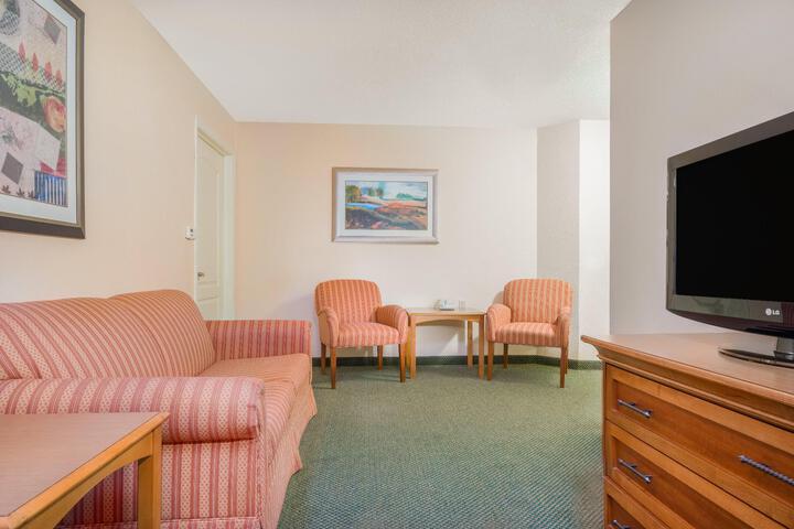 Suite 2 Queen Beds (6 of 14)