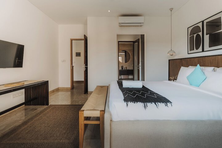 Room 2 of 30