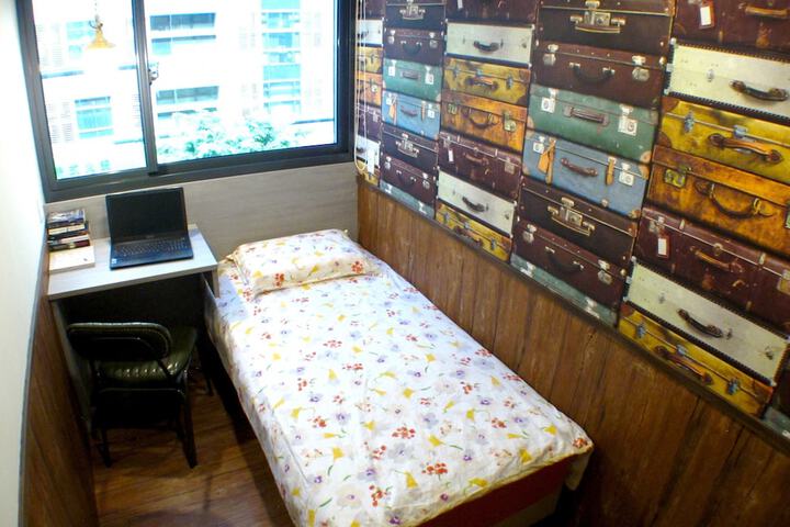 Room 27 of 81