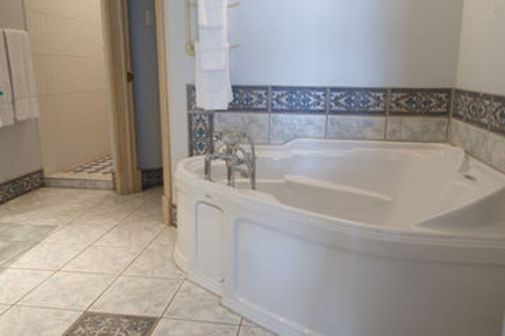Deep Soaking Bathtub