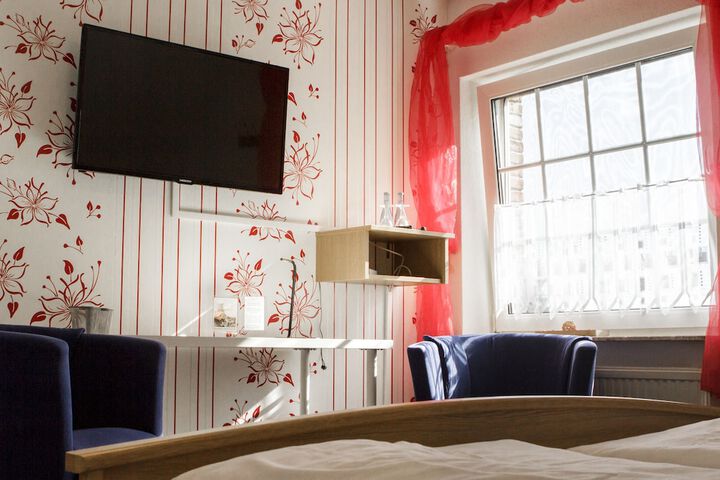 Room 4 of 8